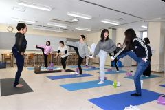 ヨガに挑戦する学生たち