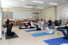 ヨガに挑戦する学生たち