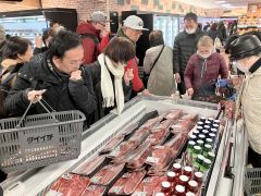 開店直後から買い物客で混雑したダイイチすずきの店。目玉品の十勝産牛肉のコーナーには人垣ができていた