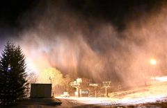 人工降雪機を稼働させ、今季のオープンを目指すぬかびら源泉郷スキー場（３０日、金野和彦撮影）