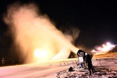 人工降雪機を稼働させ、今季のオープンを目指すぬかびら源泉郷スキー場（３０日、金野和彦撮影）