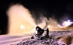 人工降雪機を稼働させ、今季のオープンを目指すぬかびら源泉郷スキー場（３０日、金野和彦撮影）