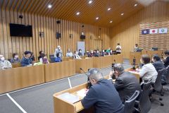 町民も議場の席につき、意見交換を行った
