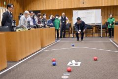 議場でボッチャを体験する議員と町民たち