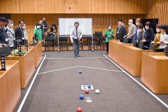 議場でボッチャを体験する議員と町民たち