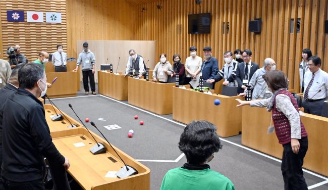 議場で「ボッチャ」　町議と町民が交流　芽室