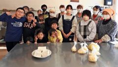 出来上がった豆腐と参加者、指導した坂下さん（右）