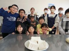 出来上がった豆腐と参加者