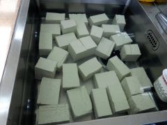 冷水で冷やされる豆腐