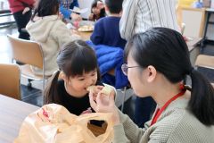 試食する親子