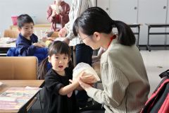 ポリパン作りを楽しむ親子