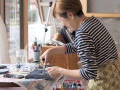 豊かな日差しの中、制作する参加者
