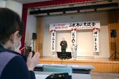 カラオケでデュエットする出演者ら