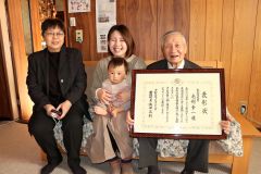 （左から）長女恵子さん、孫の未奈子さん、ひ孫のいちかちゃんに祝福される毛利さん