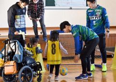スカイアースの選手たちとサッカーを楽しんだ親子レク