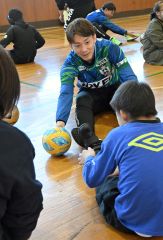 スカイアースの選手たちとサッカーを楽しんだ親子レク