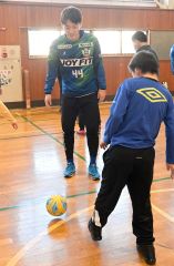 スカイアースの選手たちとサッカーを楽しんだ親子レク