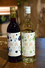 十勝ワインの新酒の赤（左）と白