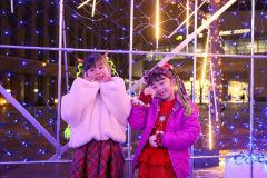 電飾を前にポーズをとる子ども達