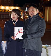 寄付の目録を手渡す蔦井美津枝会長（左）と受け取る林佑太実行委員長（右）