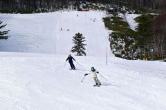ゲレンデで久しぶりに雪の感触を楽しむスキーヤー（３日午前１０時１０分ごろ）