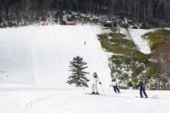 ゲレンデで久しぶりに雪の感触を楽しむスキーヤー（３日午前１０時２０分ごろ）