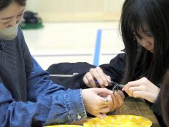 やっとこで連結部分を力合わせて作る親子