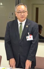 開催に当たりあいさつする安井町長（右）