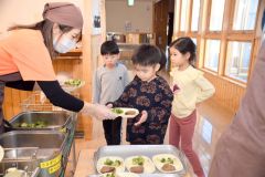 陸別産和牛のハンバーグ味わう　サンライズが寄付 3