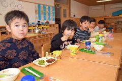 寄贈された陸別産和牛のハンバーグをおいしそうに食べる陸別保育所の園児たち