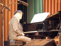 音楽監督でピアニストでもあるデビッド・マシューズさん
