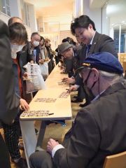 公演後にサインサービスに応じるメンバーたち

