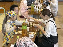 児童はつきたての餅を地域住民らと味わった