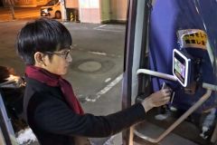 コミュニティバスに備えられている顔認証のシステムを点検する朴さん