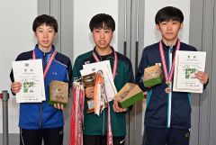 中学男子総合の上位入賞者。中央が優勝の平子諒一、左が２位の加藤煌瑛、右は３位の菅原瑞生