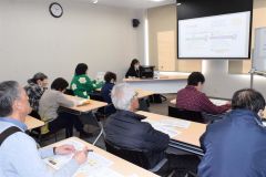 村井保健師（中央奥）の講話を聞く参加者