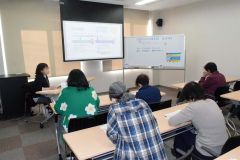 村井保健師（左）の講話を聞く参加者