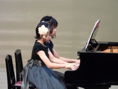 連弾を披露する姉妹

