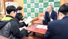 黒田道議に取材をする芽室、帯広柏葉両校の新聞局の生徒たち