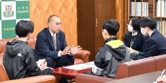 黒田道議に取材をする芽室、帯広柏葉両校の新聞局の生徒たち