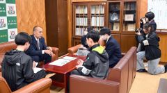 黒田道議（左から２人目）に取材する芽室高、帯広柏葉高両校の新聞局の生徒たち