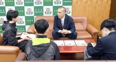 黒田道議に取材をする芽室、帯広柏葉両校の新聞局の生徒たち