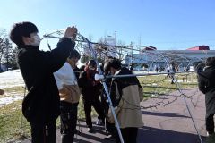 イルミネーションの飾り付けに協力する更別農業高校の生徒たち