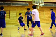 ゲームを楽しむ生徒ら

