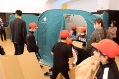 段ボールベッドを組み立てる児童ら