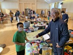 こども店長も奮闘　鹿追・瓜幕でチャリティーバザー 2