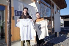 足寄で１０日に自らデザインしたＴシャツなどを販売する（左から）岩松亮太さん、このみさん夫妻
