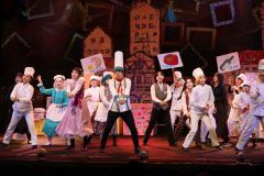 軽快な踊りで観客を楽しませる団員