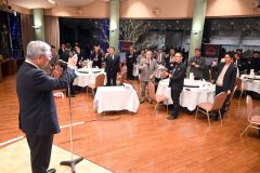 出版記念パーティーで乾杯する関係者