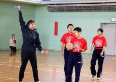 五輪ラグビー日本代表の桑井さん　「仲間大切に」　故郷の幕別で体育授業